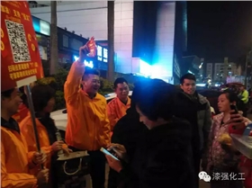 漆强化工在容桂天佑城街头拉票.png